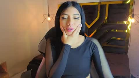 ey_im_simone_ online show from July 12, 12:17 pm