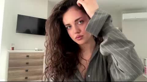 Mia online show from June 27, 8:59 am
