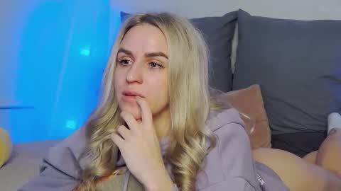 Foxy Kimmi online show from April 11, 7:45 am