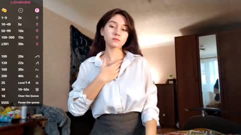 Mia online show from November 17, 10:27 am