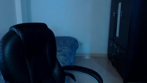 Snapshot of freud_x_louise1 chatting on October 16, 12:08 pm Louise  online show from October 16, 12:08 pm