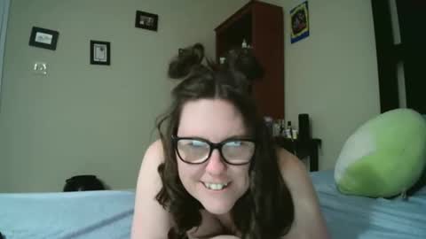 fuzzypeaches87 online show from May 1, 1:53 am