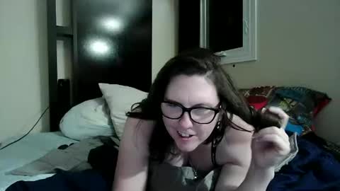 fuzzypeaches87 online show from May 4, 4:27 am