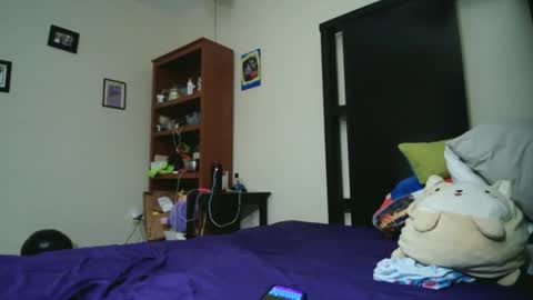 fuzzypeaches87 online show from April 29, 2:37 am