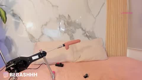   Independent model online show from March 24, 12:10 pm