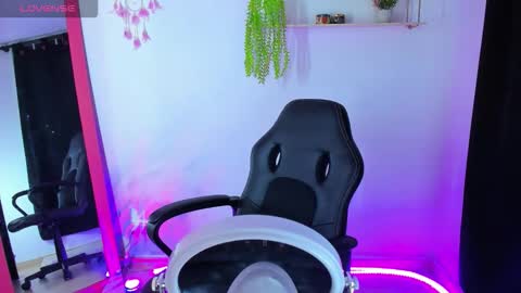 giaaaa   online show from December 15, 11:32 pm