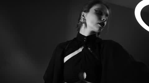        im expecting 350 thumbs up on my altar   online show from March 20, 10:25 pm