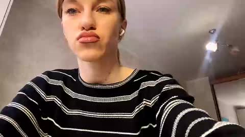 gladyswigg online show from April 2, 1:41 pm