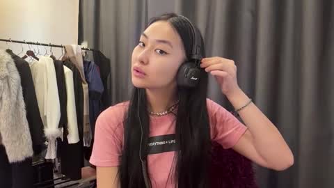 Mia online show from March 26, 11:01 am