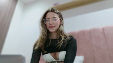 Snapshot of greta_miss chatting on October 16, 3:09 am Emmy online show from October 16, 3:09 am