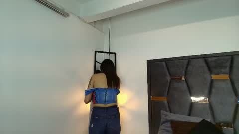  H A N N A  online show from February 25, 8:29 pm