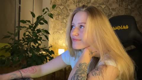 hannah levis  online show from February 24, 10:36 pm