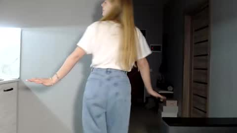 happy_fox_ online show from January 7, 9:25 pm