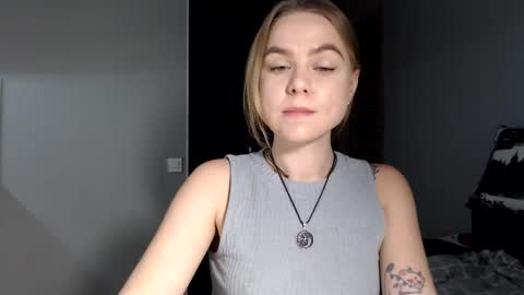 happy_fox_ online show from March 11, 9:50 pm