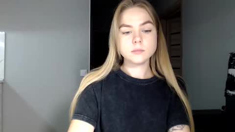 happy_fox_ online show from November 16, 7:25 pm