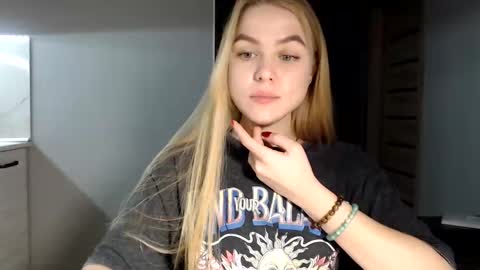 happy_fox_ online show from December 9, 11:03 pm