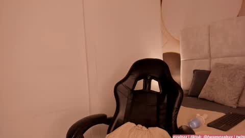 has_gonzalezz online show from March 11, 4:49 am