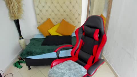 HELENA COPPER online show from April 7, 3:30 am