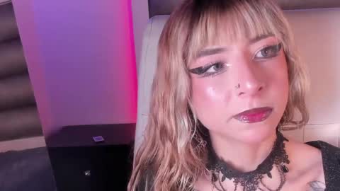 hellen__smith_ online show from May 30, 10:05 pm