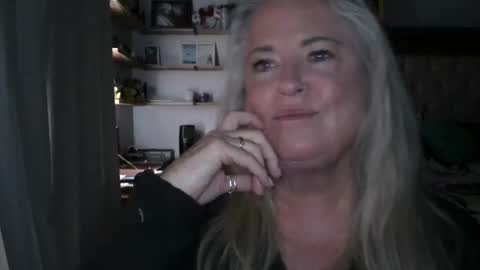 Hunnys Hive online show from February 24, 8:25 pm