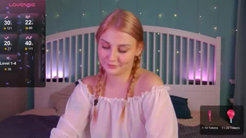 Snapshot of hey_cassie chatting on October 2, 3:17 pm hey_cassie online show from October 2, 3:17 pm