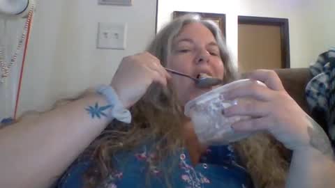 hippysnewhere online show from May 31, 11:28 pm