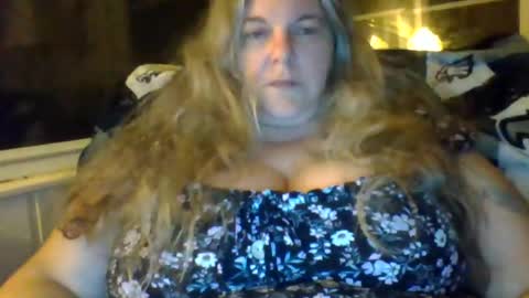 hippysnewhere online show from June 26, 2:57 am