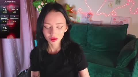 Snapshot of holly_berryy_ chatting on October 5, 2:05 am holly_berryy_ online show from October 5, 2:05 am