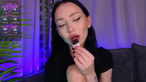 Snapshot of holly_berryy_ chatting on October 12, 2:14 am holly_berryy_ online show from October 12, 2:14 am