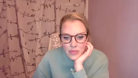 holly_bourbon online show from November 1, 1:54 am