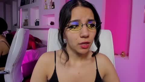 hollypeach_ online show from April 12, 5:49 pm