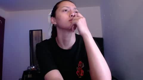 holy_julii online show from July 1, 4:01 am