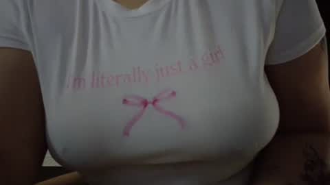 Snapshot of honeeyyy_pot chatting on October 9, 9:08 pm Honey online show from October 9, 9:08 pm