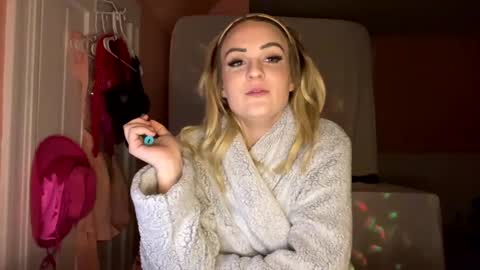 HoneyDrippinBunny online show from February 20, 4:28 am