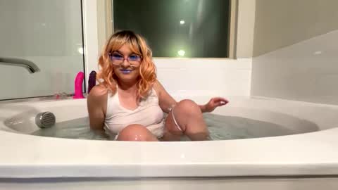 HoneyMae online show from February 21, 6:14 am