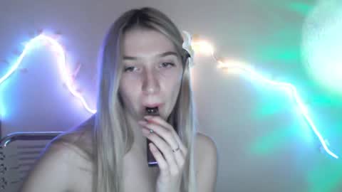 honeyveil online show from May 29, 1:20 pm