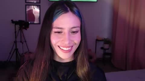 Snapshot of honeyypeaach chatting on February 14, 10:25 pm    online show from February 14, 10:25 pm