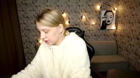 Snapshot of hope_happyyy chatting on March 9, 11:25 am hope happyyy online show from March 9, 11:25 am