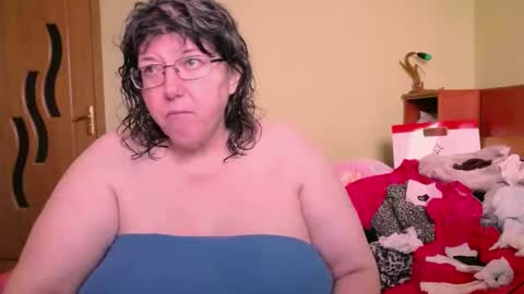 HugeTitsXXX online show from January 3, 7:49 am