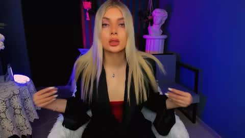 hyileyclark online show from April 15, 12:49 pm