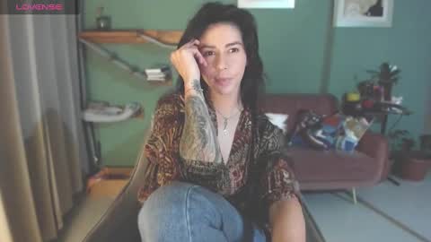 Snapshot of i_cant_believe_its_you chatting on February 17, 5:04 am Lana Banana online show from February 17, 5:04 am