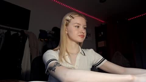 ShyLuna online show from February 19, 5:29 am