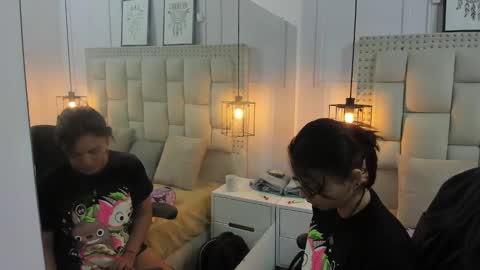 Snapshot of iliy_ chatting on December 17, 1:29 am ILY   online show from December 17, 1:29 am