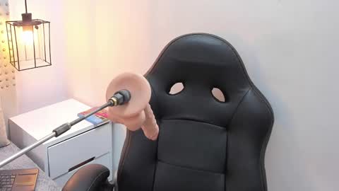 Snapshot of iliy_ chatting on December 13, 4:43 am ILY   online show from December 13, 4:43 am