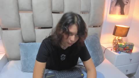 Snapshot of iliy_ chatting on December 12, 9:30 am ILY   online show from December 12, 9:30 am