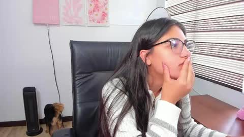 Mia online show from April 3, 1:42 pm