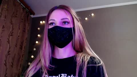 Lily online show from March 25, 6:00 pm