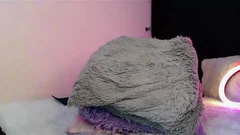 Snapshot of isa_maiden_ chatting on February 6, 2:33 am       online show from February 6, 2:33 am