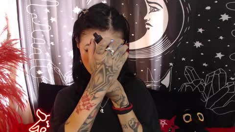 Snapshot of isabella__dark chatting on February 19, 7:38 pm    online show from February 19, 7:38 pm