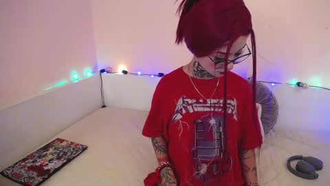 Snapshot of isabella__dark chatting on December 18, 10:02 pm    online show from December 18, 10:02 pm